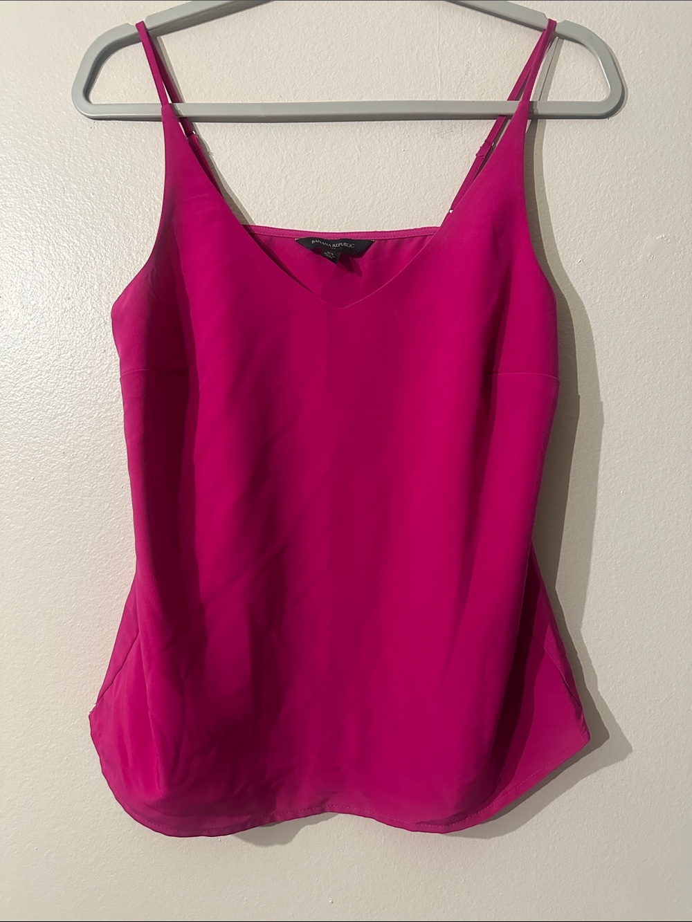 Banana republic Bright Fuchsia V-Neck Spaghetti Strap Cami Sz XS